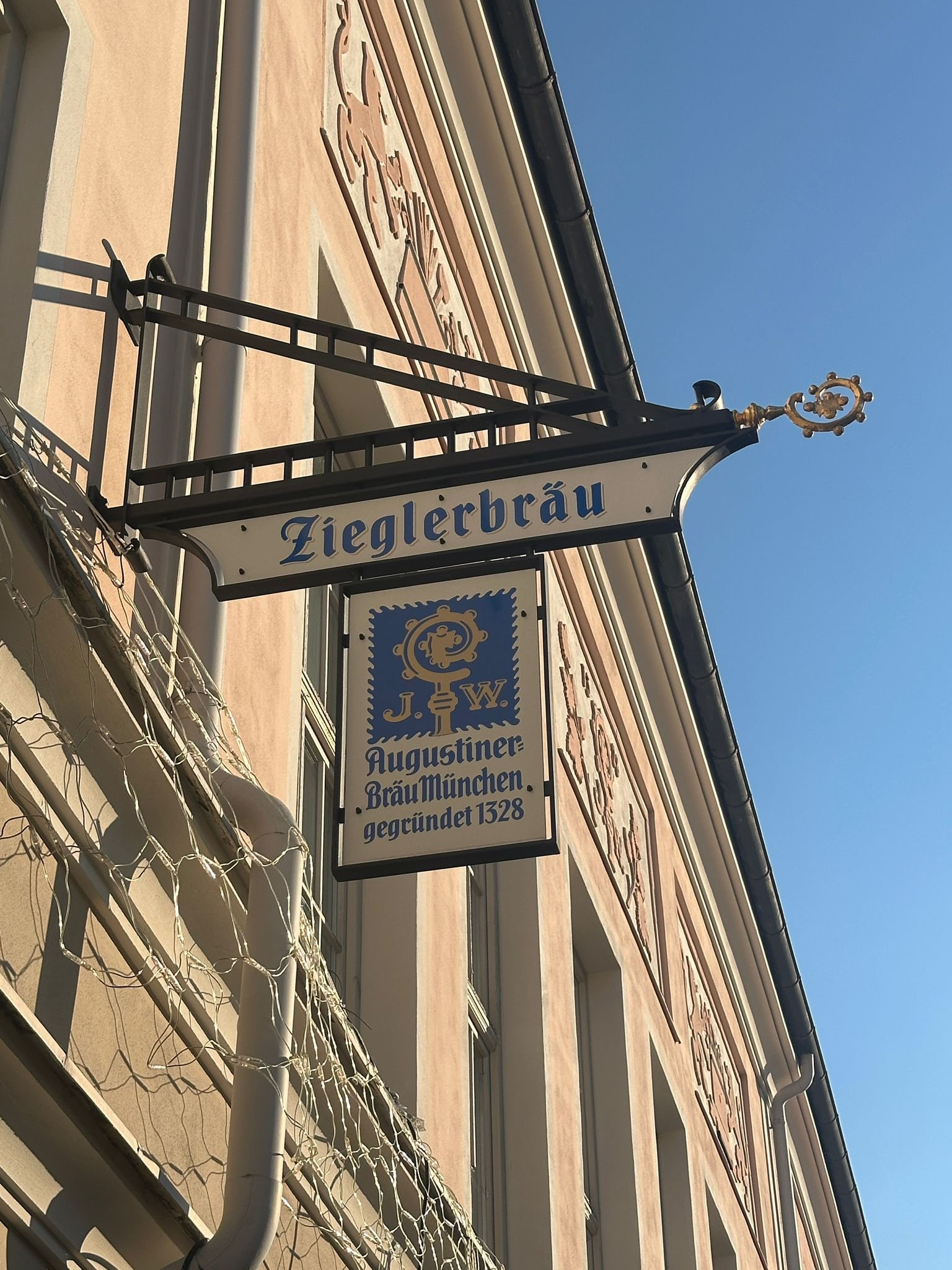 Zieglerbräu-Schild an der Fassade am Marienplatz.