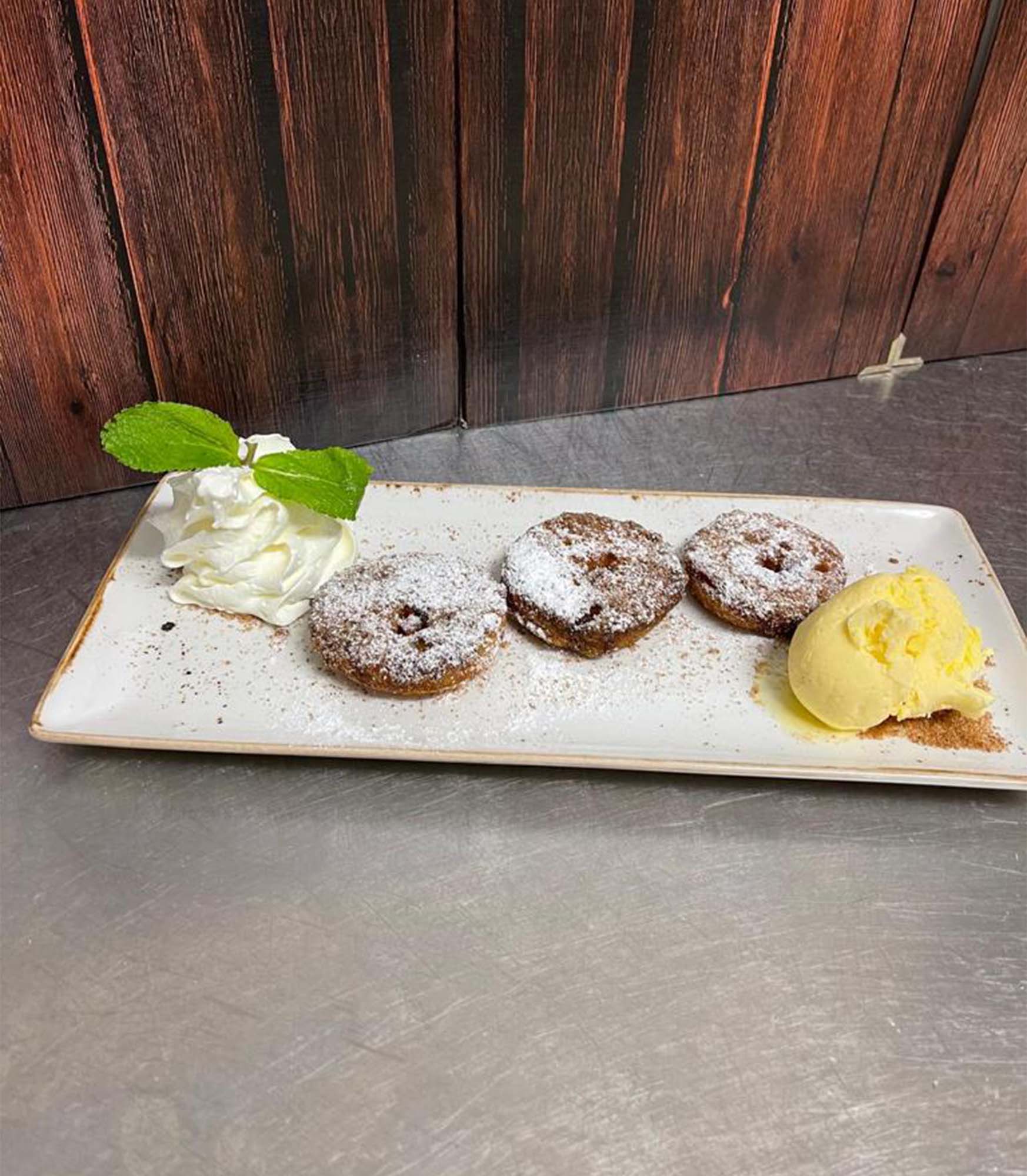 Apfelkücherl mit Vanilleeis und Sahne - Zieglerbräu